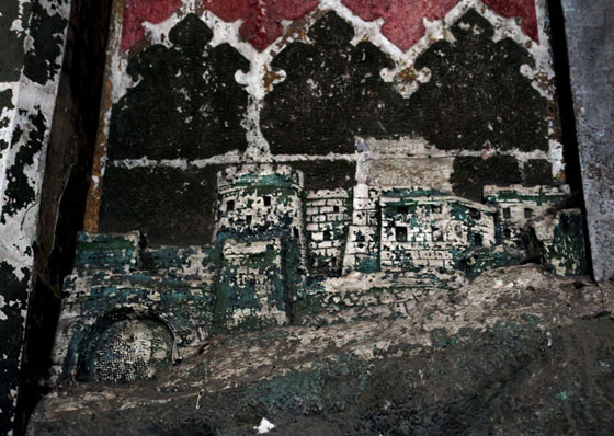 Фрагмент барельєфу зображенням Єрусалиму, що прикрашає вівтар