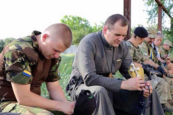 о. Іван Гуня як військовий капелан. Світлина ІРС.