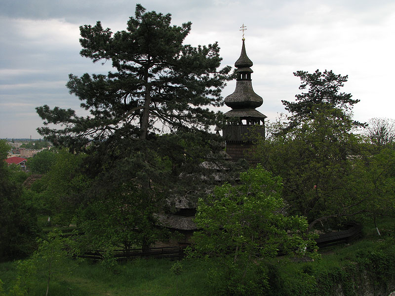 Святомихайлівська церква з с.Шелестова. Вигляд зі стіни замку