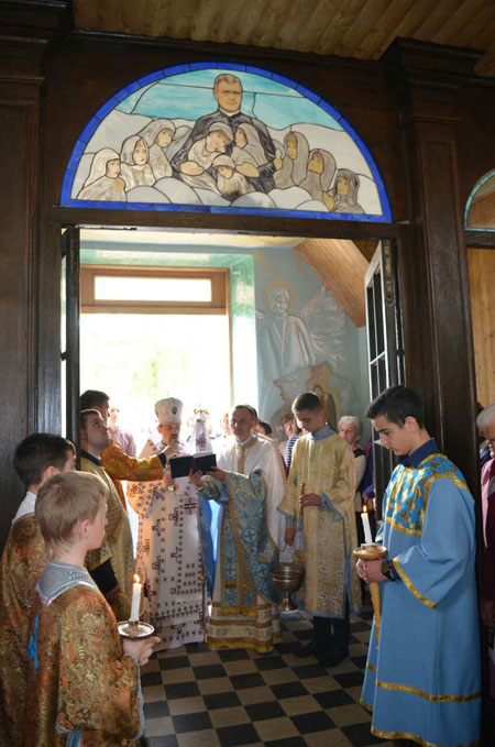Владика Теодор Мартинюк освячує вітраж із зображенням о. Івана Кипріяна з дітьми