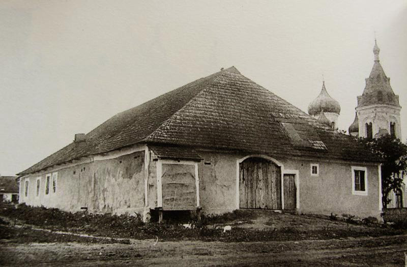 Містесковий заїзд та церква. Фото Павла Жолтовського