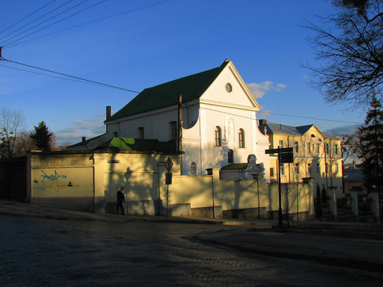 Адвентистський монастир у центрі Львова