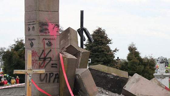 Зруйнований польськими шовіністами монумент на Перемишльщині. Світлина зі сайту www.portalprzemyski.pl