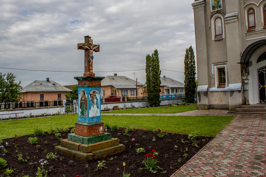 Хрест на подвір'ї Покровської церкви
