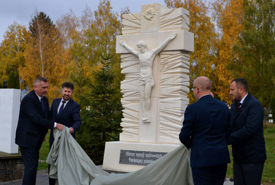 Монумент  “Жертвам сталінських репресій. Пам’ятаючі нащадки” у Барі
