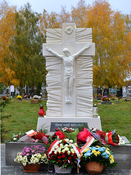 Монумент  “Жертвам сталінських репресій. Пам’ятаючі нащадки” у Барі