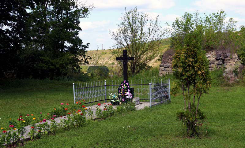 Хрест у пам'ять жертв Голодомору та політичних репресій, що стоїть на подвір'ї замку.