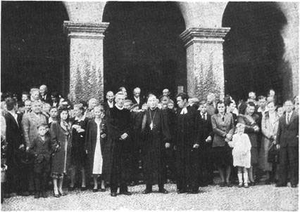 Учасники українського євангельського богослужения в місті Ауґсбурґу, Німеччина, 1947 року.