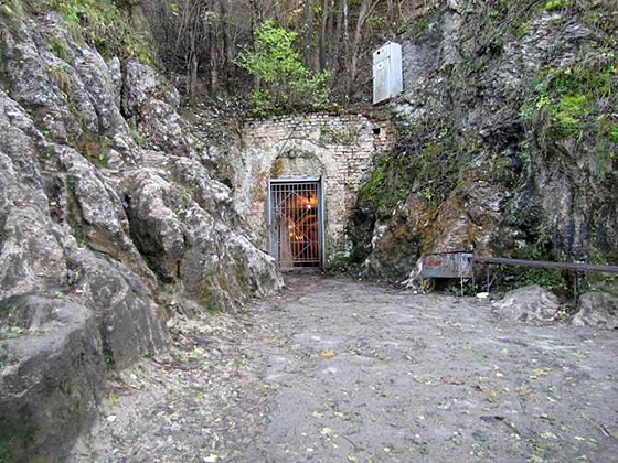 Сучасний вхід до печери «Кришталевої». Фото із сайту «IGoToWorld»