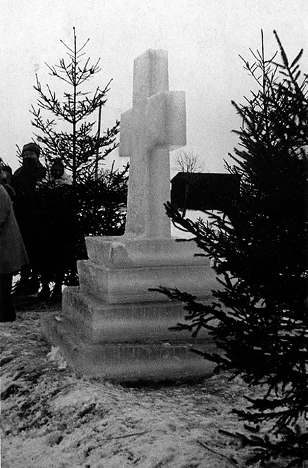 Хрест з льоду. Калуш, 1946 р. (фото з vikna.if.ua)