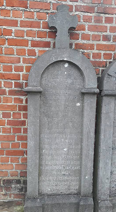 Могила отця Кароля Білке у Стеенаерті, Бельгія