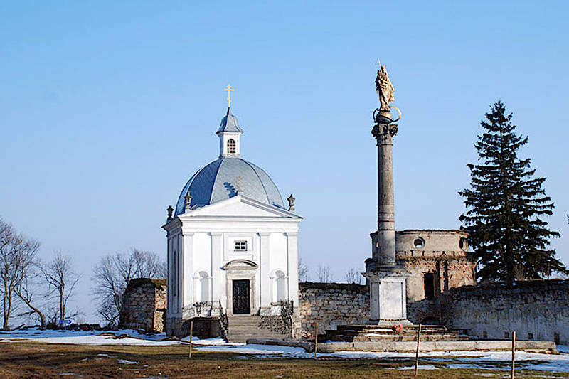 Каплиця-ротонда та колона з фігурою Богородиці