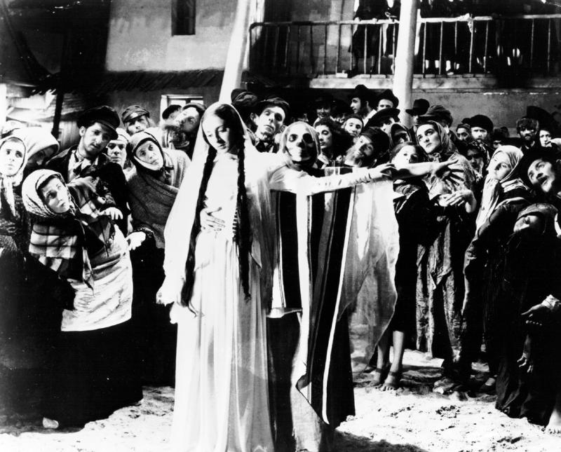 Вигнання діббука з Лії, кадр кінофільму знятого за сценарієм драми “Діббук”, Польща, 1937 р.