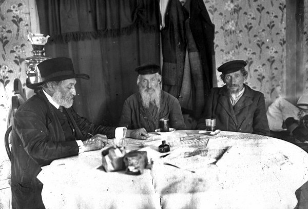 Семен Ан_ський (ліворуч) записує єврейські легенди