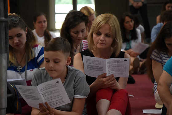 Учасники Форуму молодіжних лідерів та душпастирів співають пісні Тезе у храмі Софії