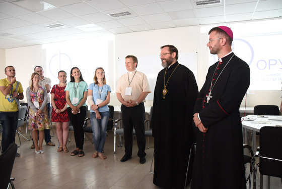 Патріарх Святослав та єпископ Едвард зайшли на молодіжний Ярмарок спільнот