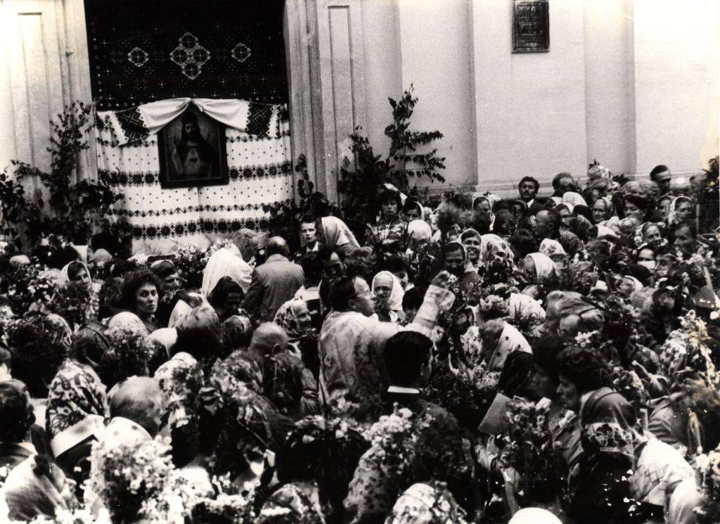 Богослужіння під монастирем Кармелітів (тепер церква св. Архистратига Михаїла) у Львові, червень 1989