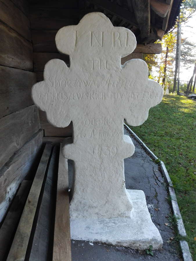 Надмогильний хрест дружині священика Анні Телішевській обабіч входу до церкви в Черепині.