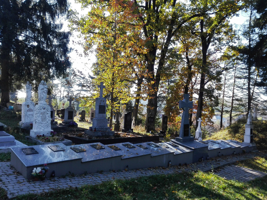 Світлини з меморіалу мучеників у Черепині на місцевому цвинтарі.