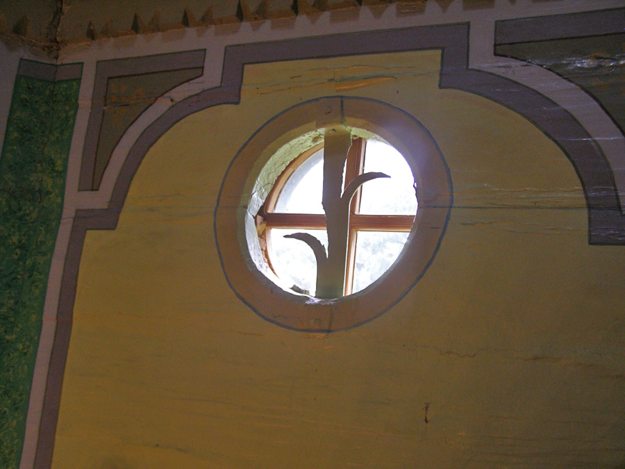 Старовинне вікно церкви в Черепині. Фото, надане церковною громадою.