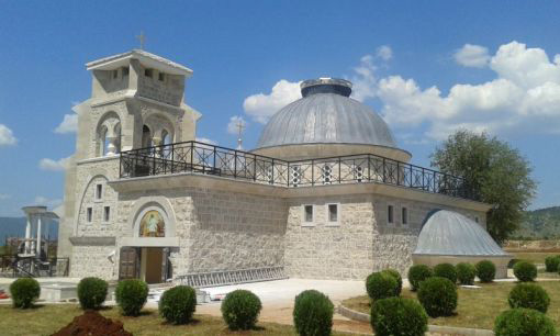 Сербська православна церква у Пребіловцях. Побудована на місці вбивст за національною ознакою (Боснія і Герцеговина)