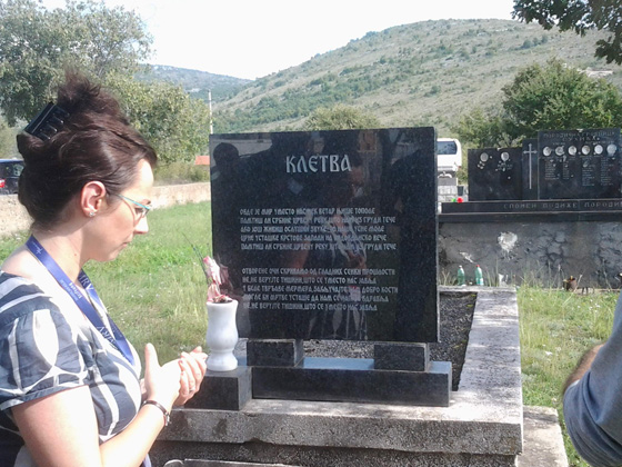 Таблиця на місці сербського цвинтаря у Пребіловцях, що періодично оскверняється боснійцями і хорватами.