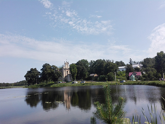  Вид на костел у Годовиці біля ставка