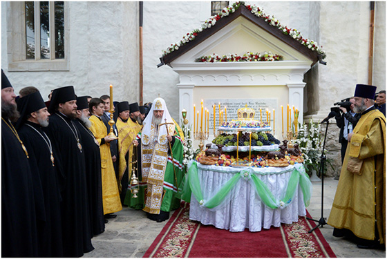 Патріарх Кіріл (Гундяєв) біля могили митрополита Гавриїла (Бенулеску-Бодні)