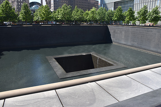 Меморіал на честь Трагедії 11 вересня на місці однієї з веж-близнюків