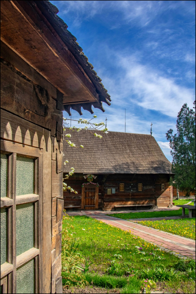 Входимо на подвір'я