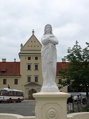 Скульптура Богородиці на Ринковій площі Жовкви