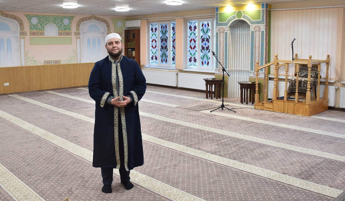 Шейх Мурат Сулейман у приміщенні для молитви в Ісламському культурному центрі у Львові - фото 1