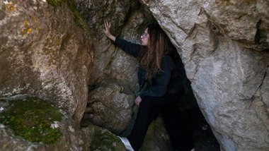 Вхід до печери прикрашають загадкові хрести