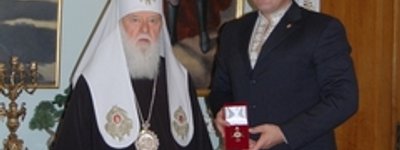 Head of Kyivan Patriarchate Awards Oleh Tiahnybok