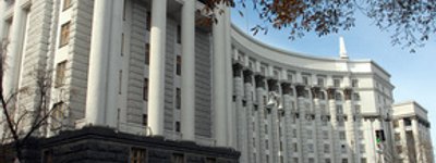 Секретариат Кабмина Украины решает, как правильно носить нательные кресты