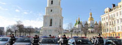 На Софіївській площі священнослужителі УПЦ освятили 116 патрульних автомобілів і технічні засоби контролю порушень на дорогах