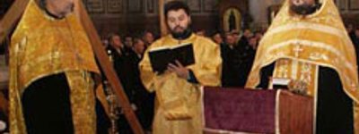 Священнослужители УПЦ торжественно освятили в Крыму андреевские военно-морские флаги
