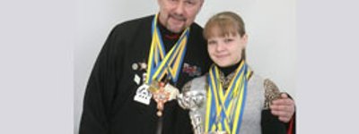 На чемпіонаті з пауерліфтингу православний священик виборов срібло, його 13-річна підопічна - золото
