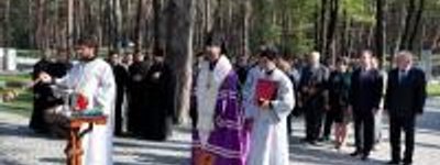 Архиєпископ УПЦ (МП) освятив Пам’ятний знак на місці поховання жертв політичних репресій