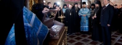 Виктор Янукович помолился в Лавре перед святыней