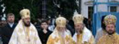Архиепископ УПЦ (МП) подарил Патриарху Румынской Православной Церкви икону Агапита Печерского