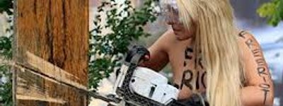 Лидера FEMEN допросили за спиленный крест