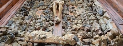 У Вірменському подвір’ї Львова розпочалися монтажні роботи зі встановлення знаменитої дерев’яної «Голгофи»