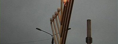 Рабин Севастополя щодня запалює по одній свічці на великій менорі у центрі міста