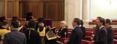 В Верховной Раде молились о прекращении вражды