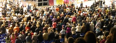 Тисячі католиків-харизматів зібралися на форум прославлення у Львові