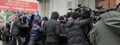 «Тітушки» штурмували церкву у Харкові, де проходив форум Євромайданів
