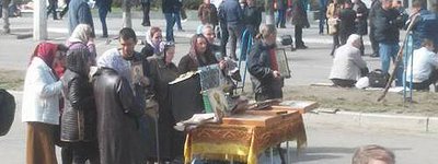 Луганские сепаратисты молятся... под "виселицами для бандеровцев"