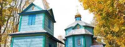 Межправославный конфликт в Новоставе: две общины не могут прийти к пониманию, поэтому проводят богослужения во дворе