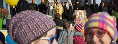 Several hundred people in Kyiv prayed that there were no more orphans